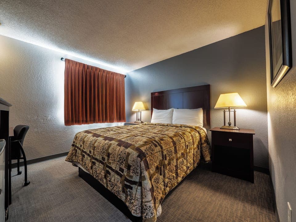 Single Room, 1 Queen Bed, Non Smoking | Premium bedding, down comforters, desk, laptop workspace