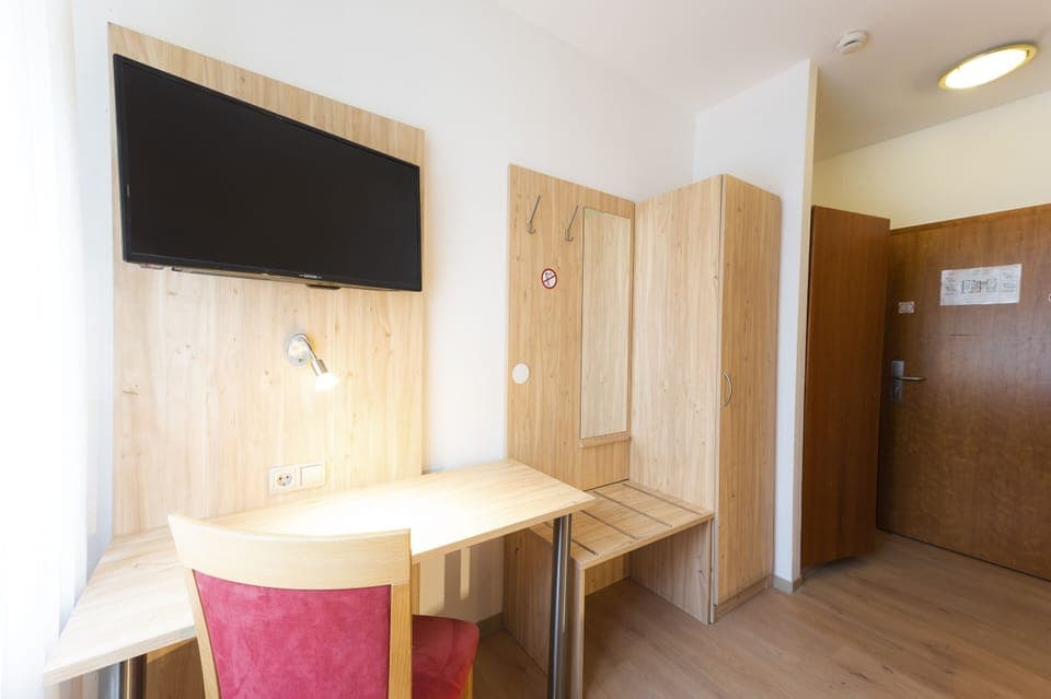 Double Room | Hypo-allergenic bedding, in-room safe, individually furnished, desk