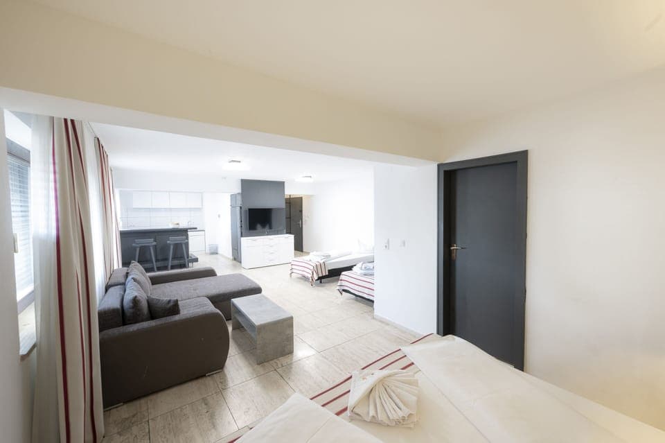 Suite | Hypo-allergenic bedding, desk, blackout drapes, soundproofing