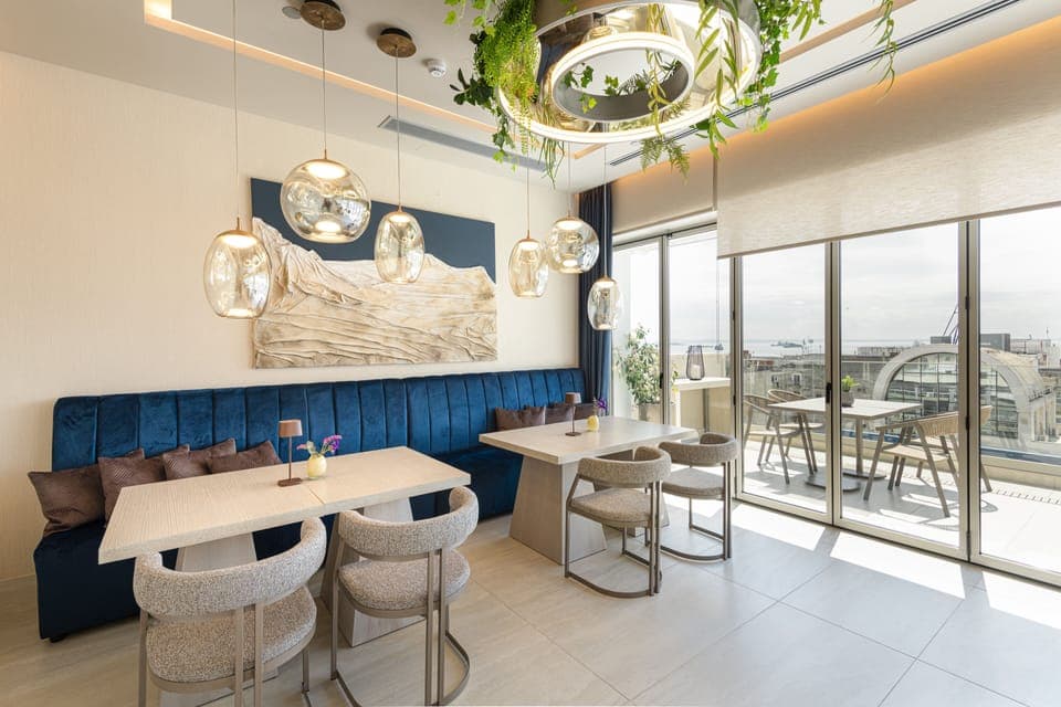 2 restaurants, breakfast, lunch, dinner served; international cuisine