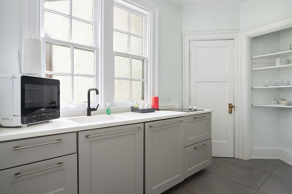 Executive Queen Suite, 1 Queen Bed with Sofa Bed | Private kitchen | Coffee/tea maker, electric kettle