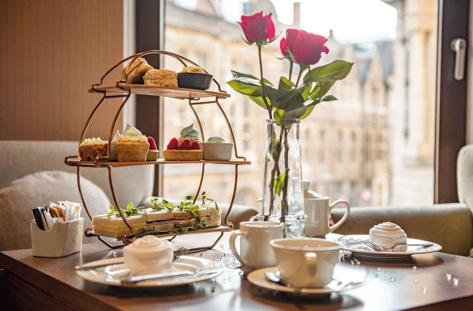 Serves lunch and dinner