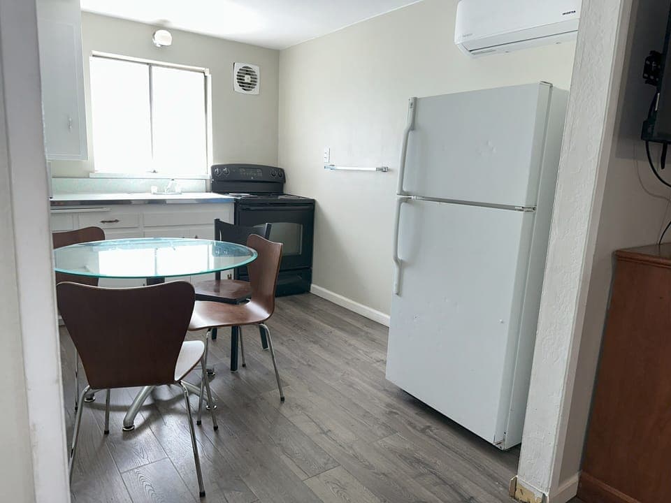 1 Bedroom Apartment, 3 Queen Beds, Full Kitchen, Non Smoking | In-room dining