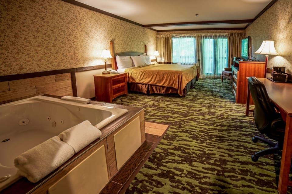 Romantic Room, 1 King Bed, Refrigerator & Microwave | In-room safe, desk, iron/ironing board, free WiFi