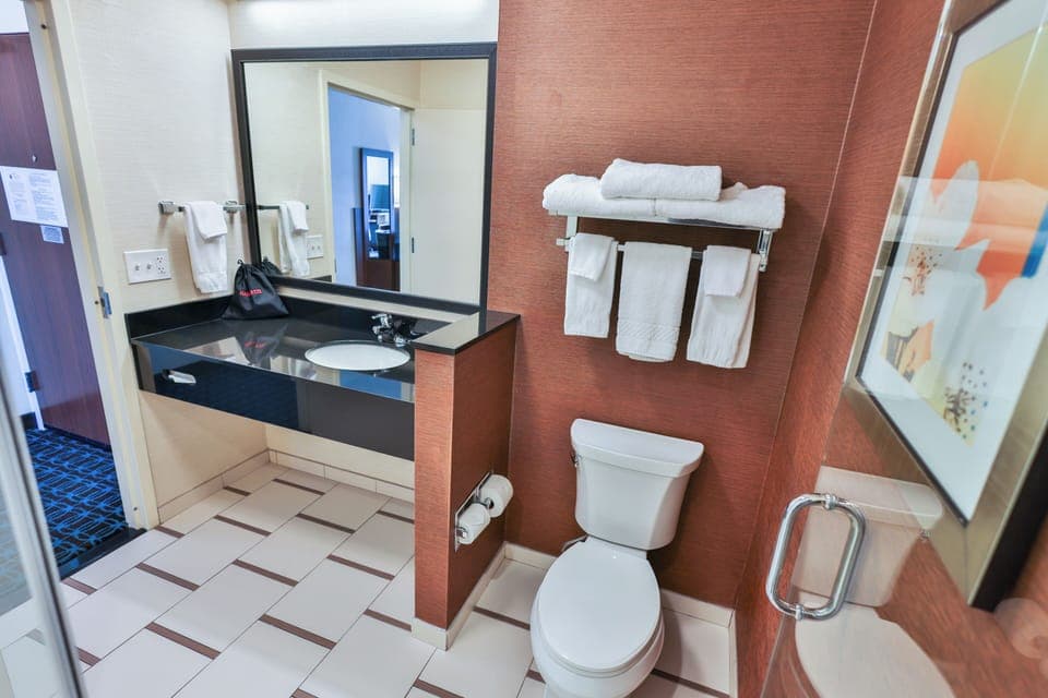 Executive Room, 1 King Bed, Ocean View | Bathroom | Combined shower/tub, free toiletries, hair dryer, towels