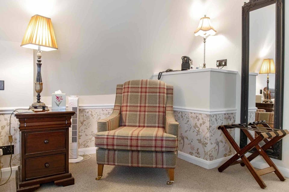 Deluxe Double Room, Ensuite (The Elton) | 1 bedroom, travel crib, bed sheets