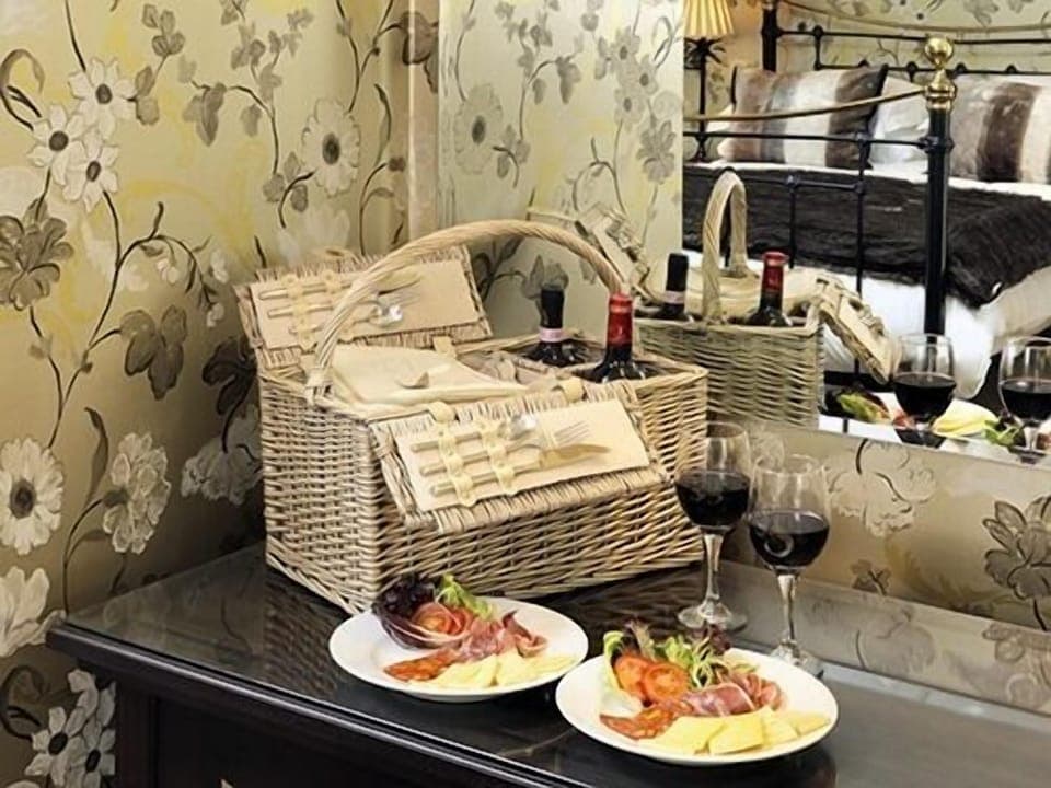 Double Room, Ensuite, Garden View (The Burghley) | 1 bedroom, travel crib, bed sheets