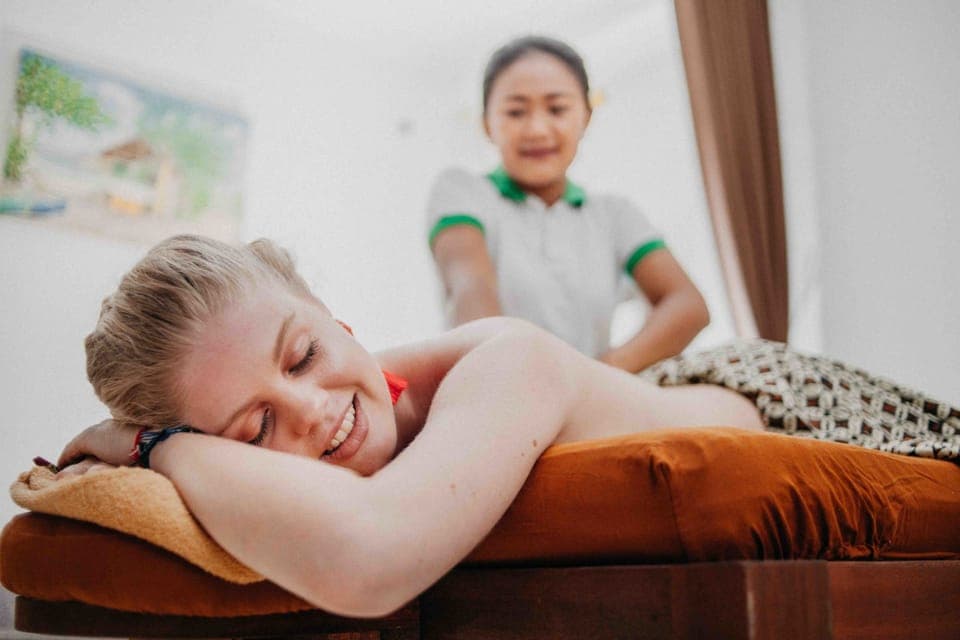 Couples treatment rooms, hot tub, body treatments, aromatherapy