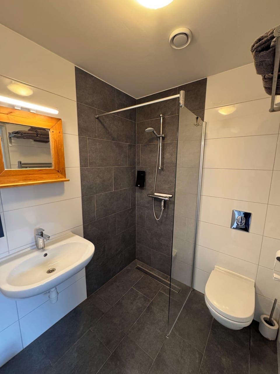 Comfort Triple Room | Bathroom | Shower, free toiletries, hair dryer, towels