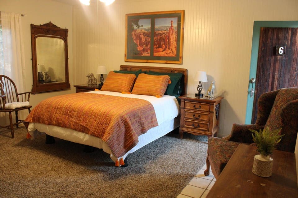 Room, 1 Queen Bed, Kitchenette, Garden View (The Bonnie Inn Unit 6) | 1 bedroom, free WiFi, bed sheets