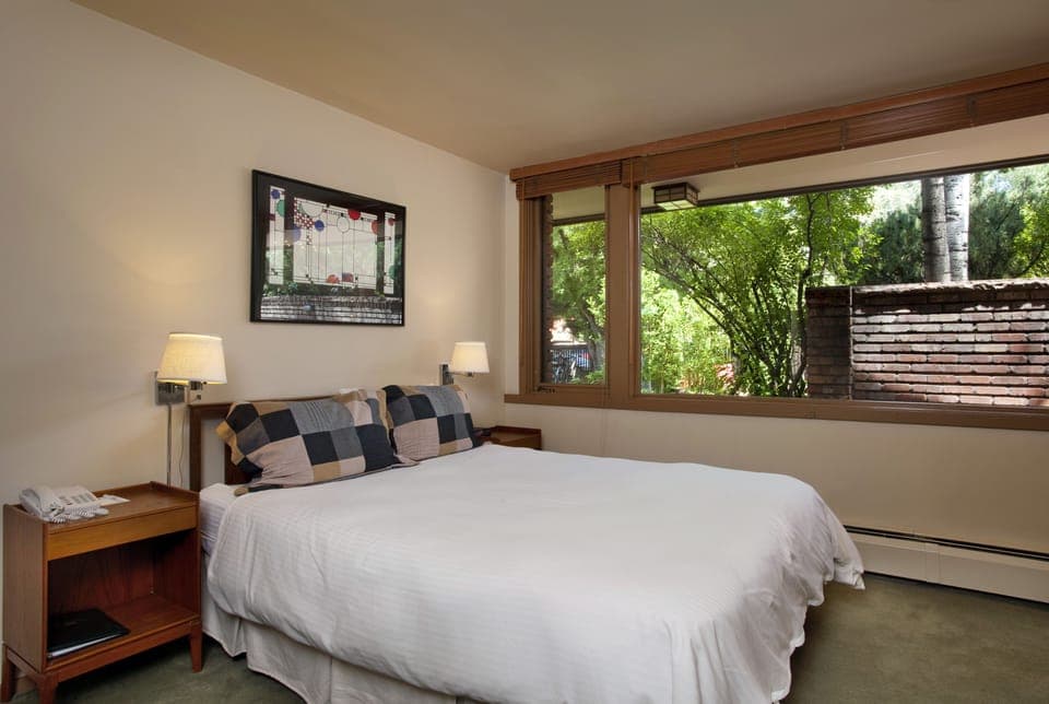 Standard Room | Down comforters, iron/ironing board, free WiFi, bed sheets