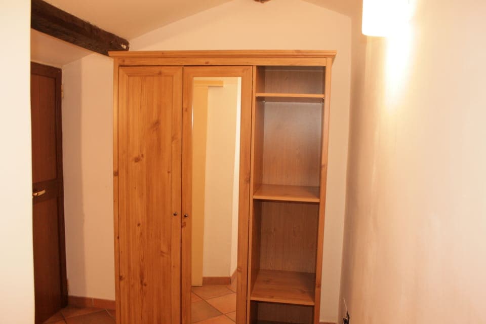 Basic Double or Twin Room (accesso con rampa di scale) | In-room safe, desk, free WiFi, bed sheets