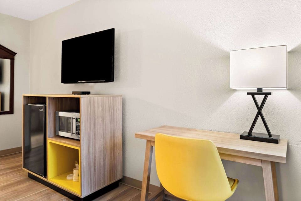 Room, 1 King Bed, Accessible | Premium bedding, desk, laptop workspace, free cribs/infant beds