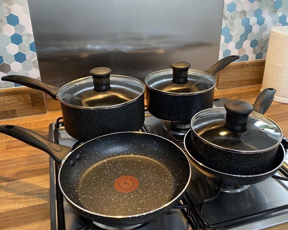 Comfort Room | Private kitchen | Full-size fridge, microwave, oven, stovetop