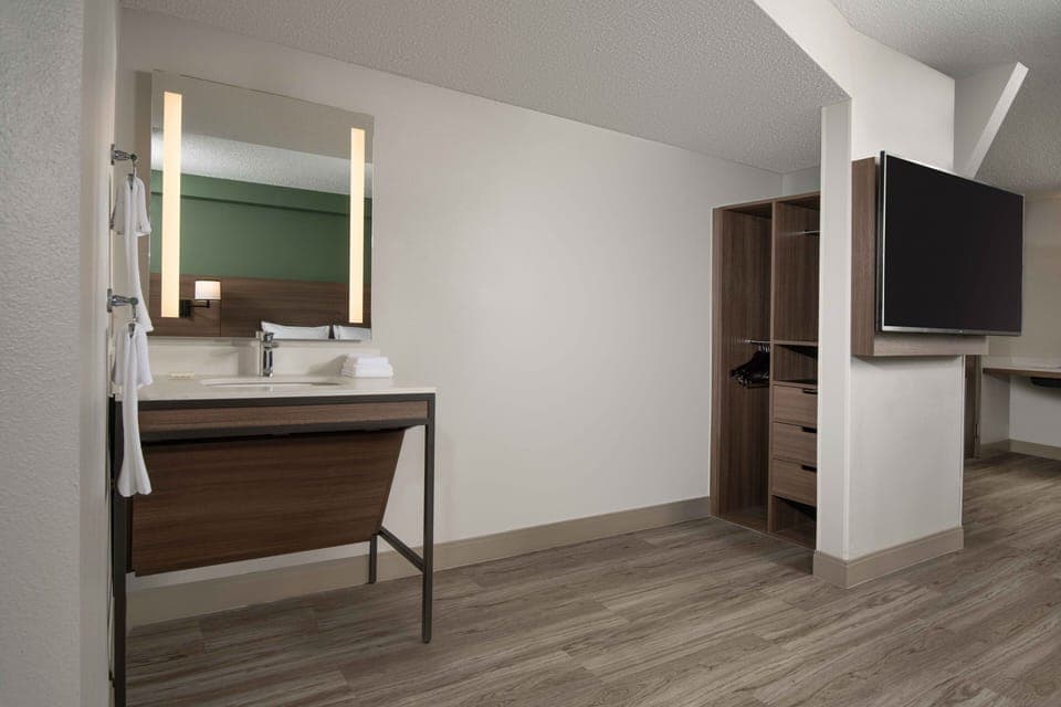 Room, 1 King Bed, Accessible, Bathtub | Premium bedding, down comforters, in-room safe, desk