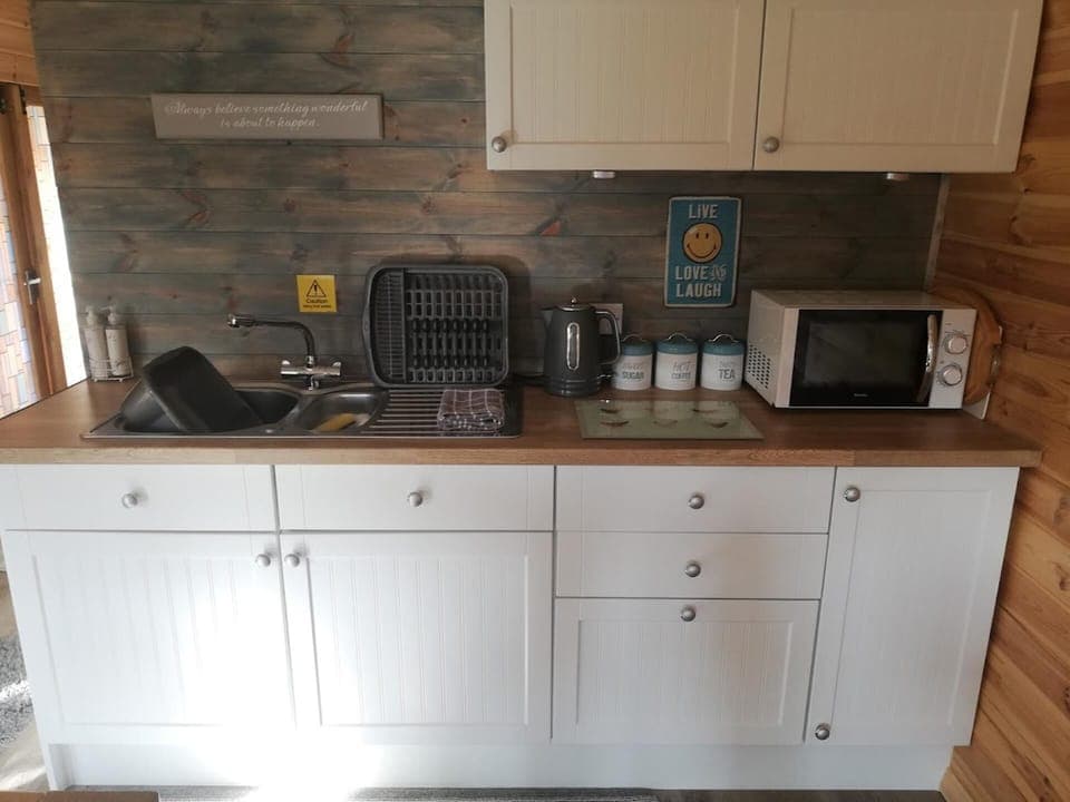 Cottage | Private kitchen | Fridge, microwave, oven, stovetop