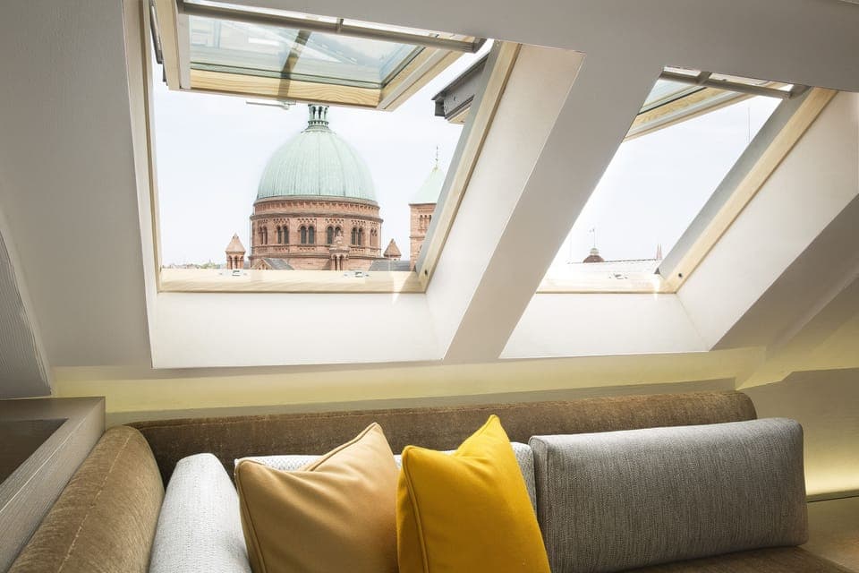 Executive Suite | Living area | 46-inch flat-screen TV with satellite channels