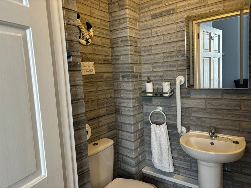 Elite Double Room | Bathroom | Free toiletries, hair dryer, towels, soap