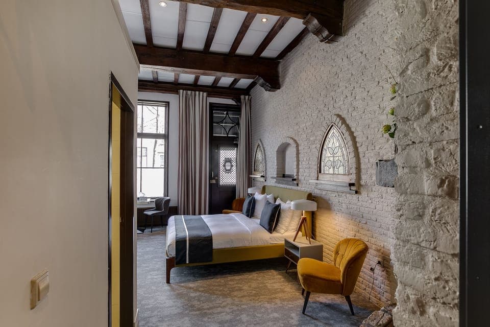 Deluxe Double or Twin Room, Canal View | Hypo-allergenic bedding, in-room safe, desk, iron/ironing board