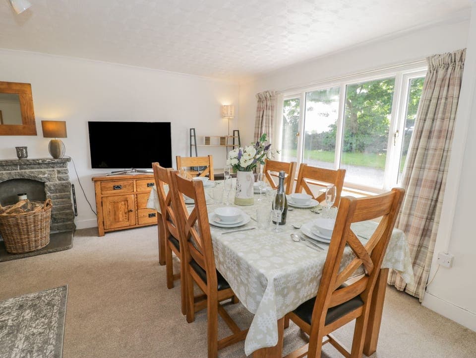 Cottage | Private kitchen | Dishwasher, cookware/dishes/utensils