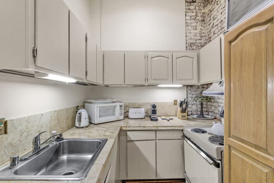 Executive Suite, 2 Bedrooms | Private kitchen | Full-size fridge, microwave, oven, stovetop