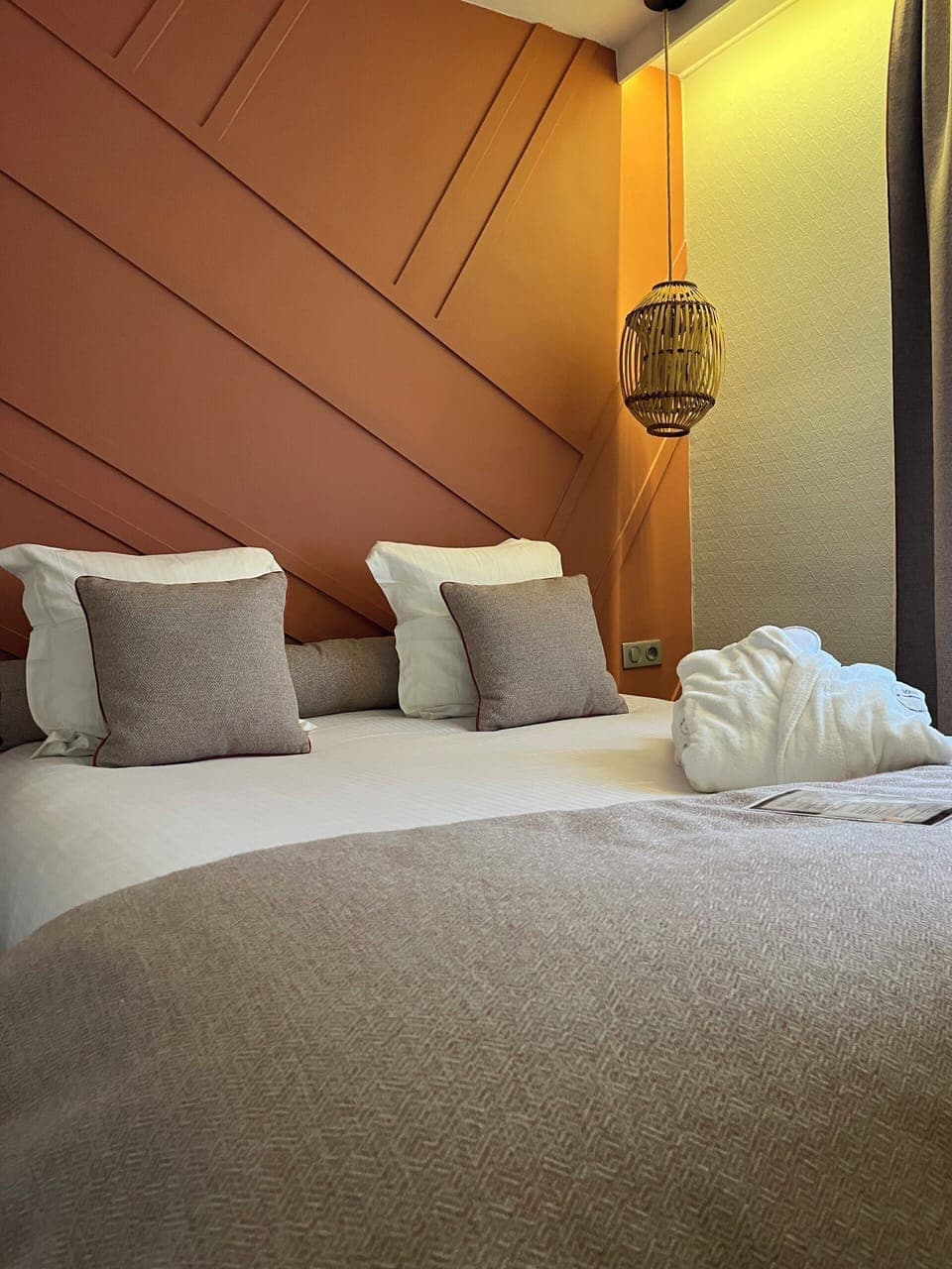 Suite (Terracotta) | Premium bedding, desk, blackout drapes, free WiFi