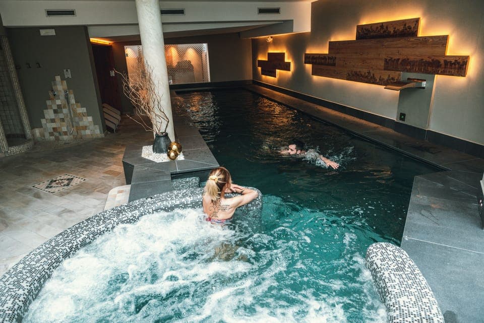 Indoor pool, sun loungers