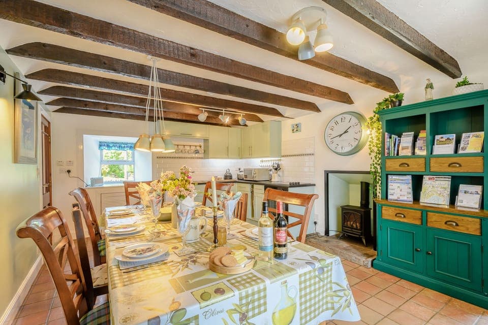 Cottage | Private kitchen | Fridge, electric kettle, toaster, cookware/dishes/utensils