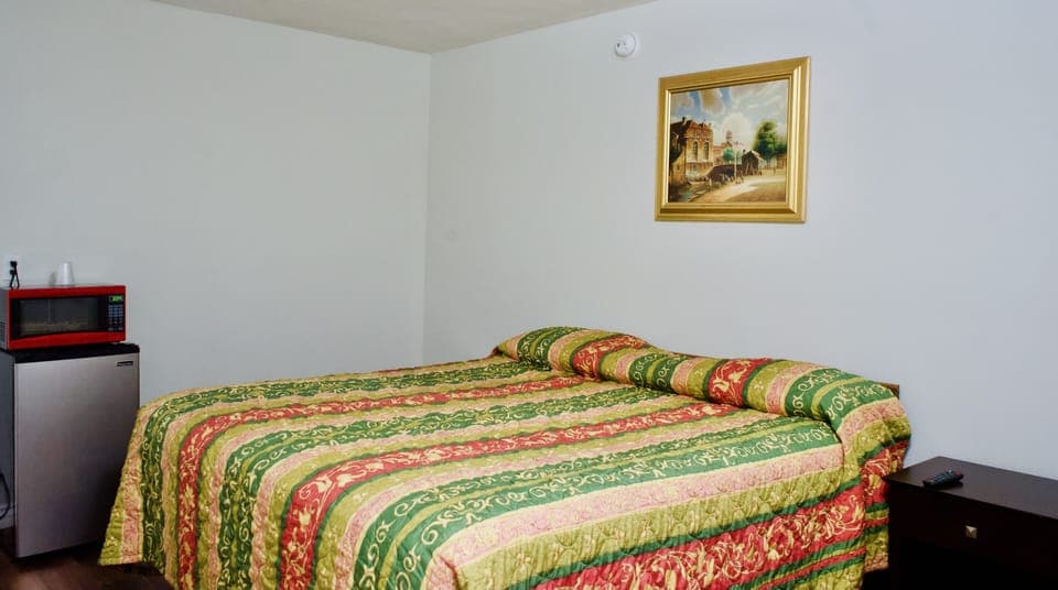 Deluxe Single Room | Free WiFi, bed sheets
