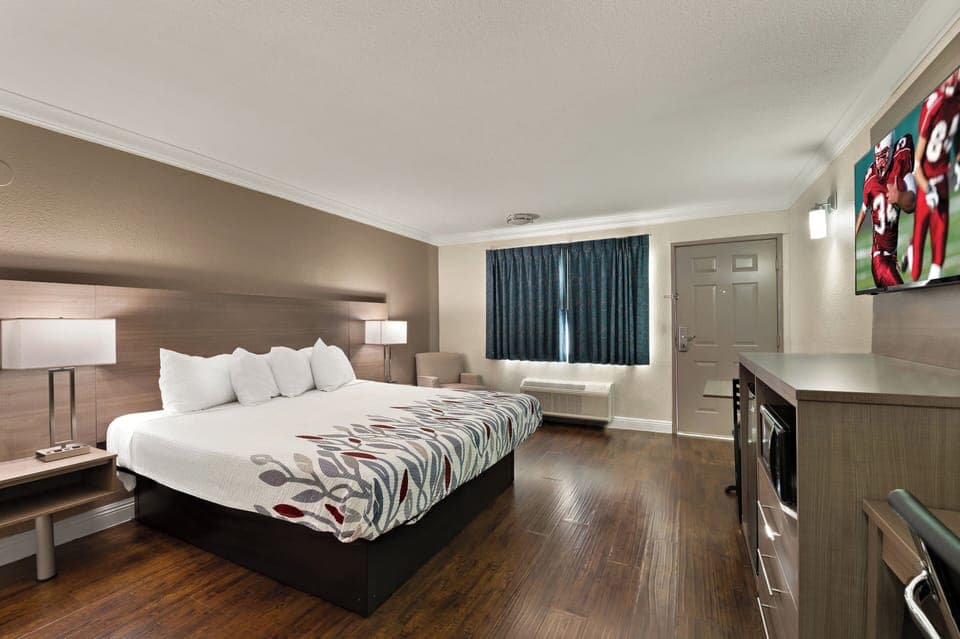 Superior Room, 1 King Bed, Smoking | WiFi, bed sheets