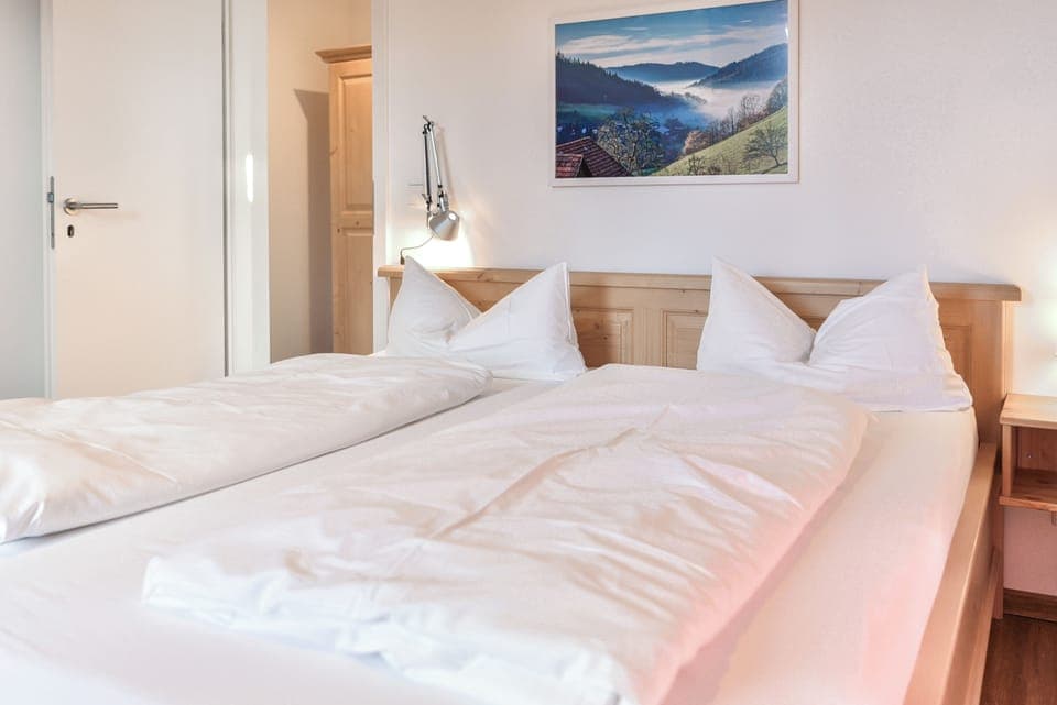 Room | Desk, laptop workspace, soundproofing, free WiFi