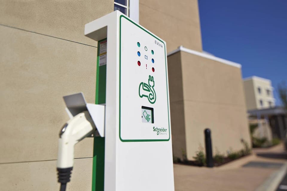 Electric vehicle charging station
