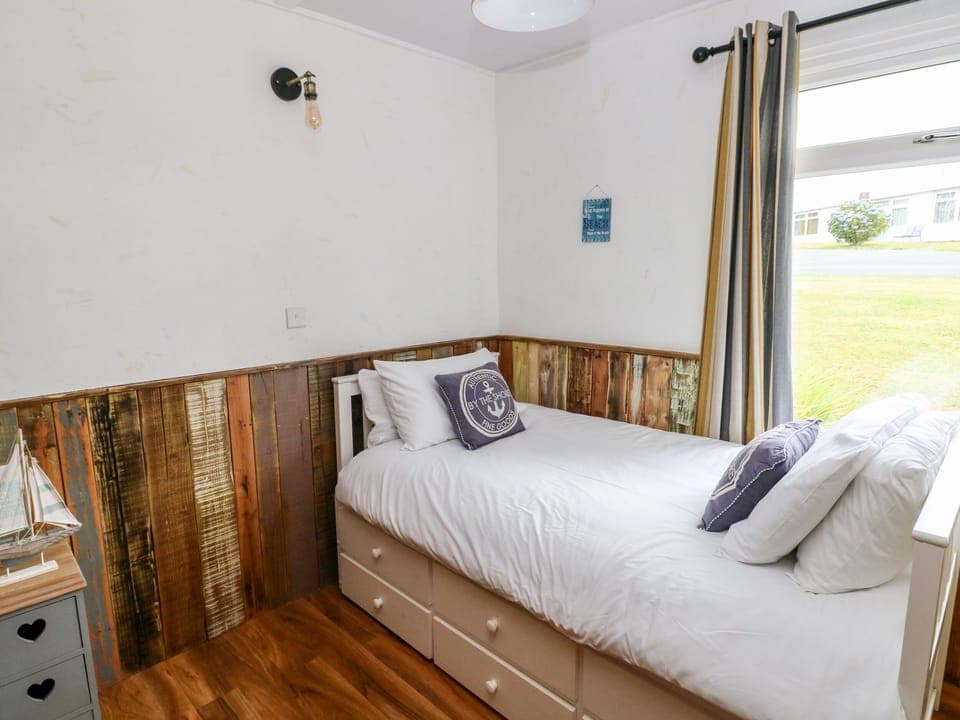 2 bedrooms, individually decorated, individually furnished