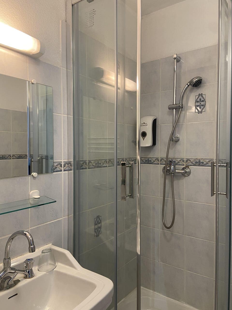 Comfort Double Room | Bathroom | Hair dryer, towels, soap, shampoo