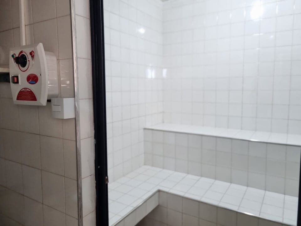 Steam room 