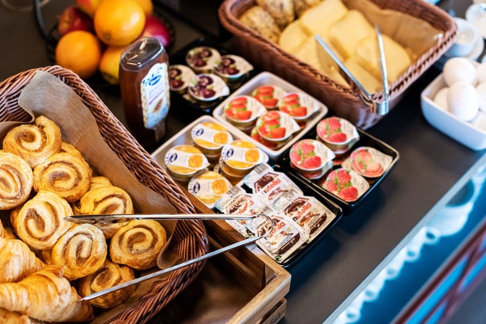 Daily buffet breakfast (CHF 18 per person)