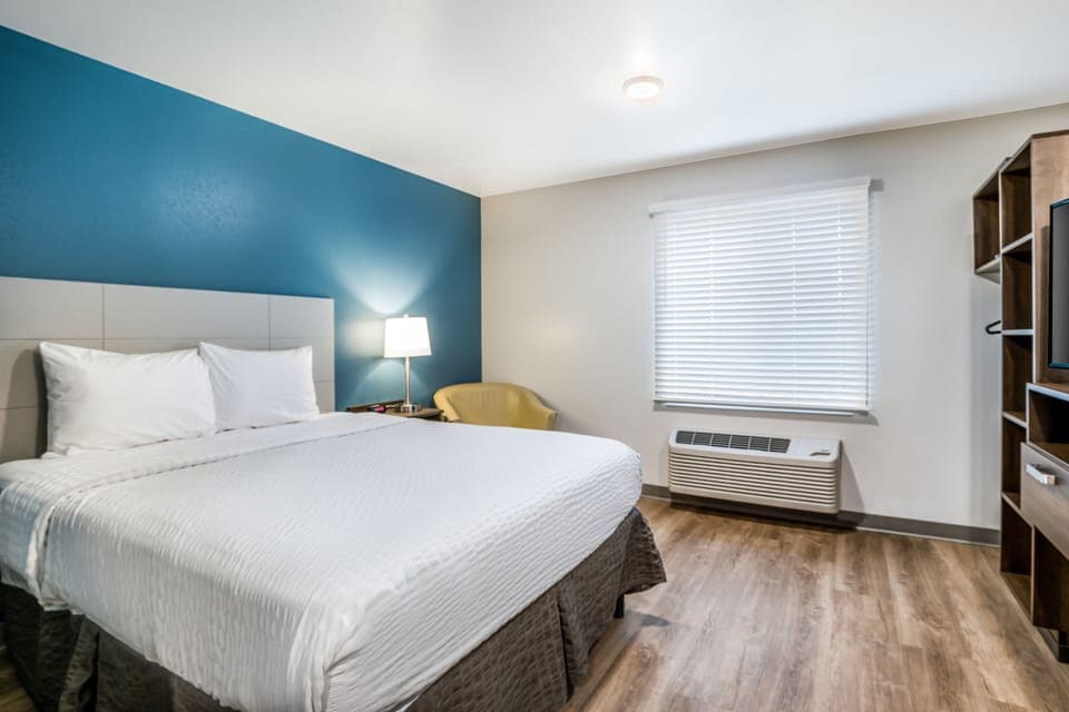 Desk, laptop workspace, free WiFi, bed sheets