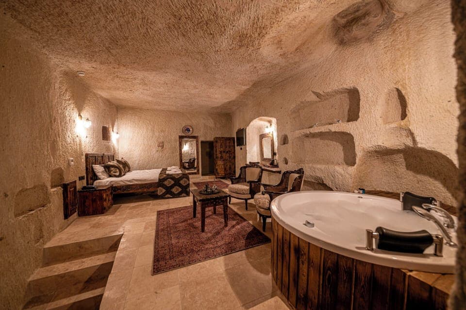 Deluxe Suite | Premium bedding, free minibar items, individually decorated