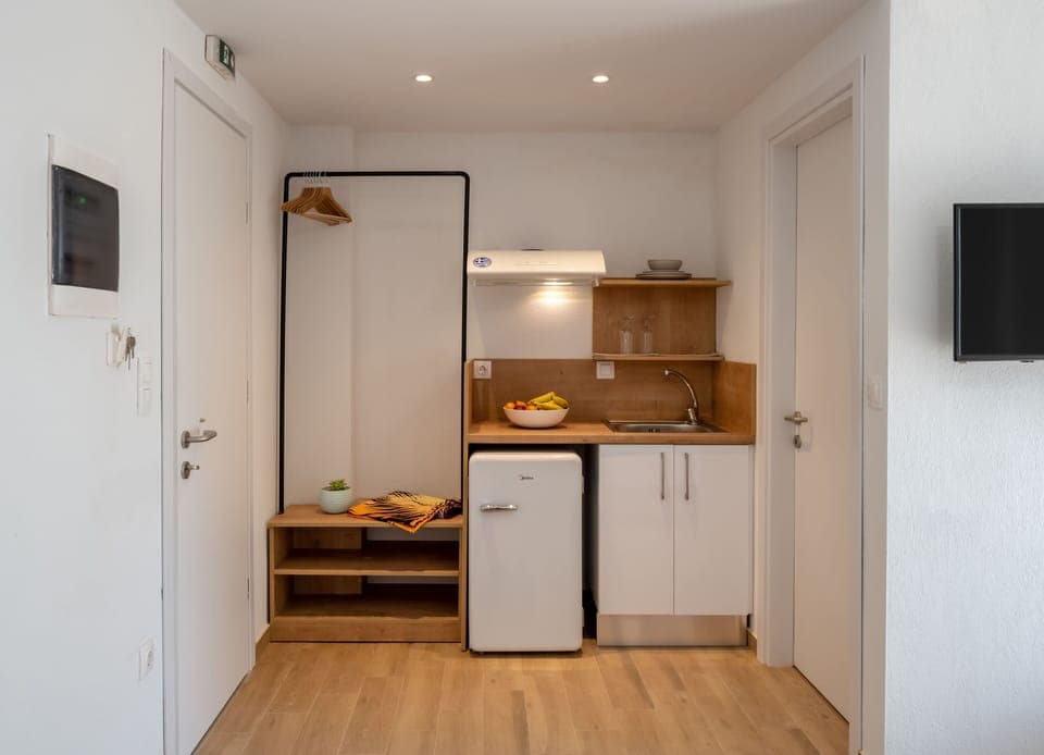 Deluxe Double Room Sea View | Ground Floor | Private kitchen | Mini-fridge, cookware/dishes/utensils