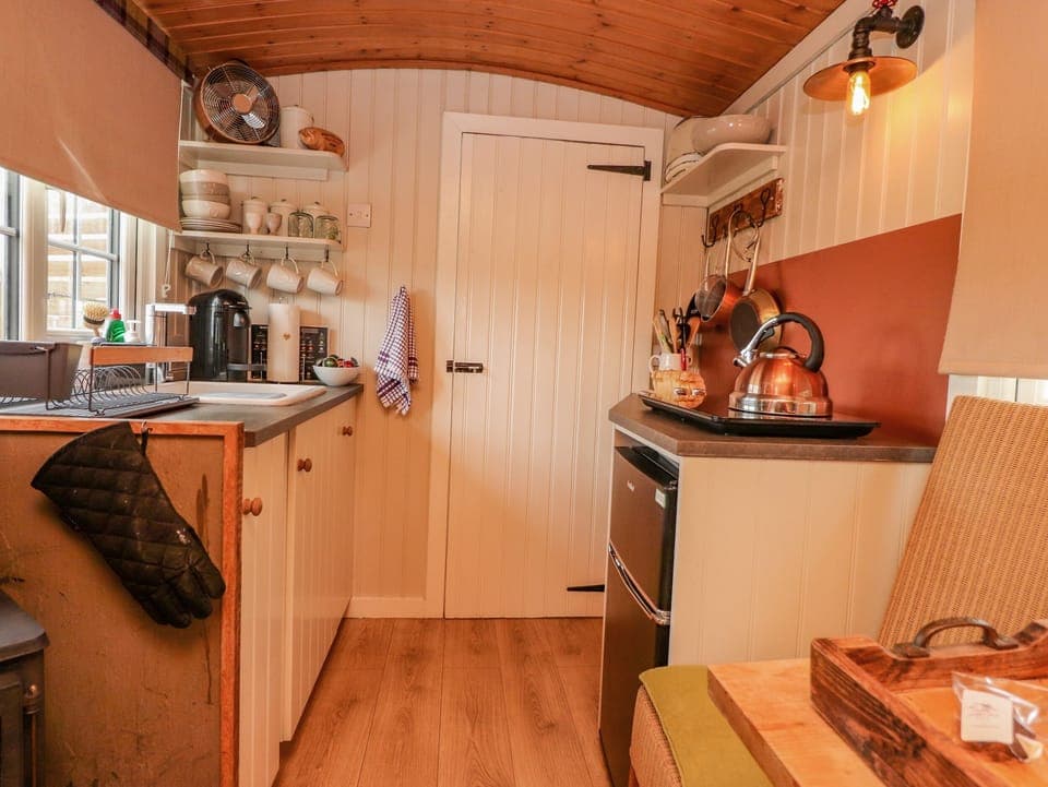 Cottage | Private kitchen | Fridge, electric kettle, toaster, cookware/dishes/utensils