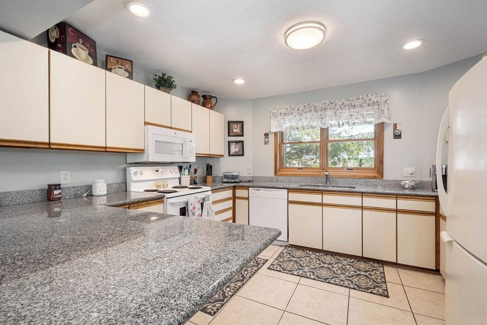 House (3 Bedrooms) | Property amenity