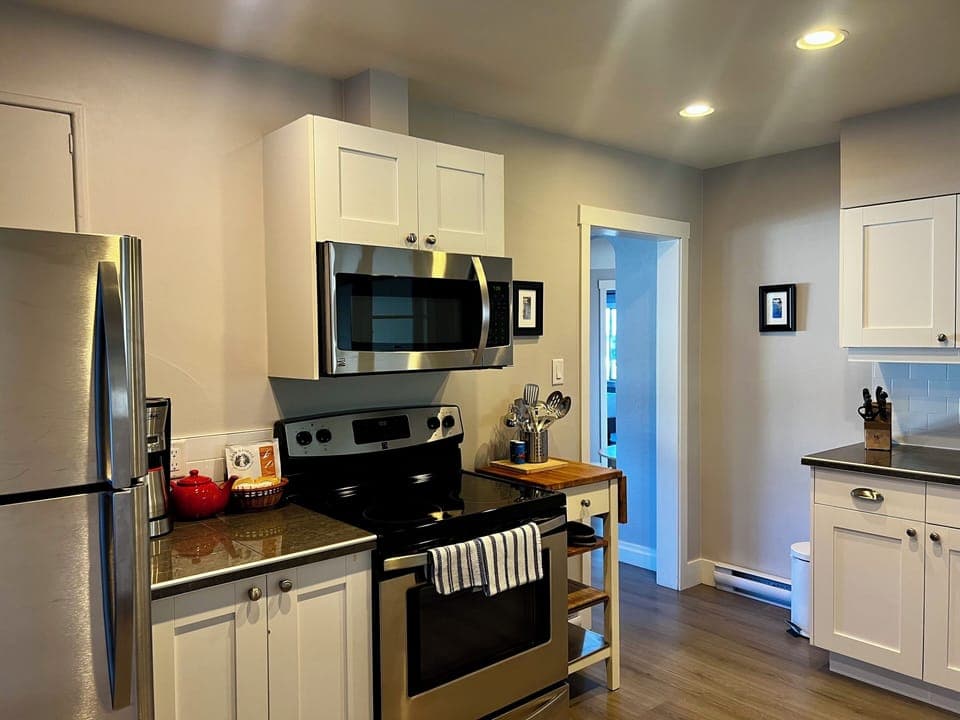 Cottage | Private kitchen | Microwave, oven, coffee/tea maker, cookware/dishes/utensils