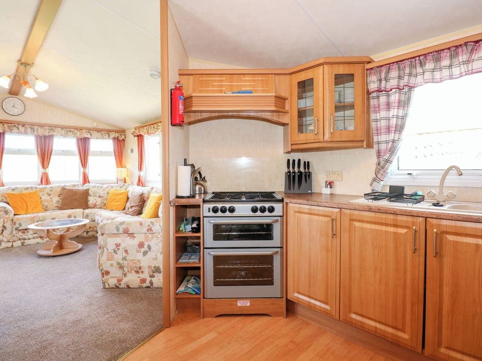 Cottage | Private kitchen | Fridge, electric kettle, cookware/dishes/utensils