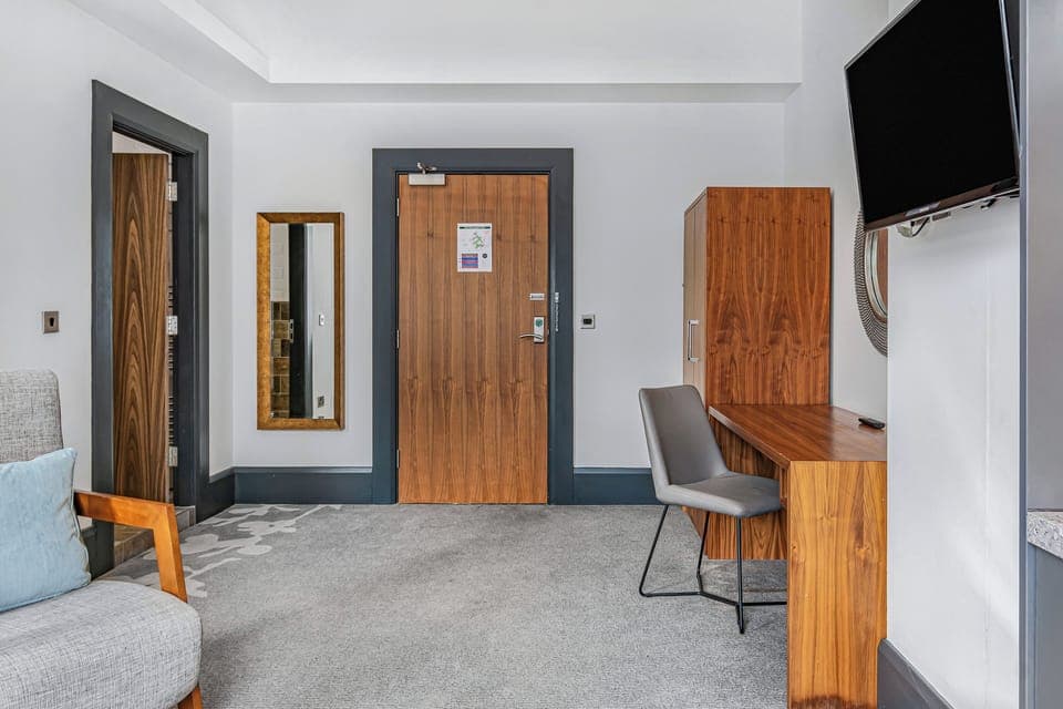 Deluxe Studio | Egyptian cotton sheets, premium bedding, Select Comfort beds