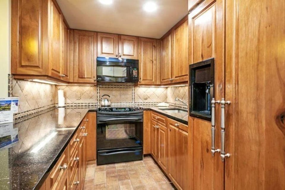 Condo (1 Bedroom in Lionshead Village - Antl) | Private kitchen