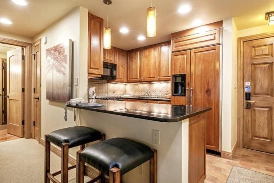 Condo (1 Bedroom in Lionshead Village - Antl) | Private kitchen