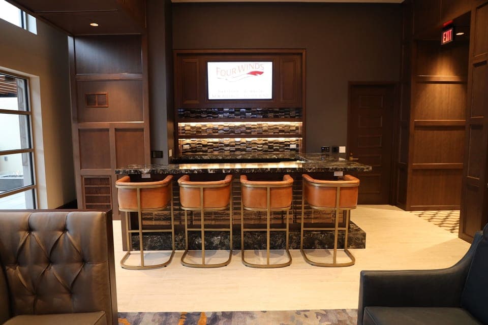 2 bars/lounges