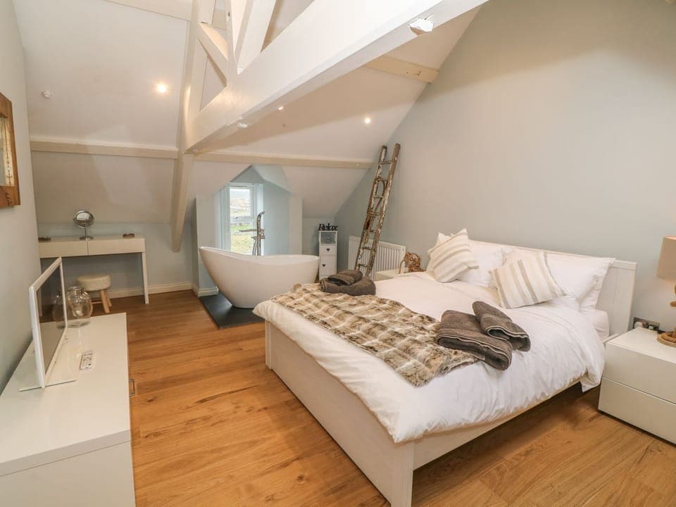 3 bedrooms, individually decorated, individually furnished, free WiFi