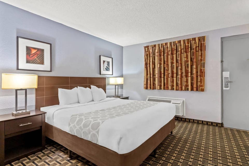 Standard Room, 1 King Bed, Non Smoking | Blackout drapes, free WiFi, bed sheets