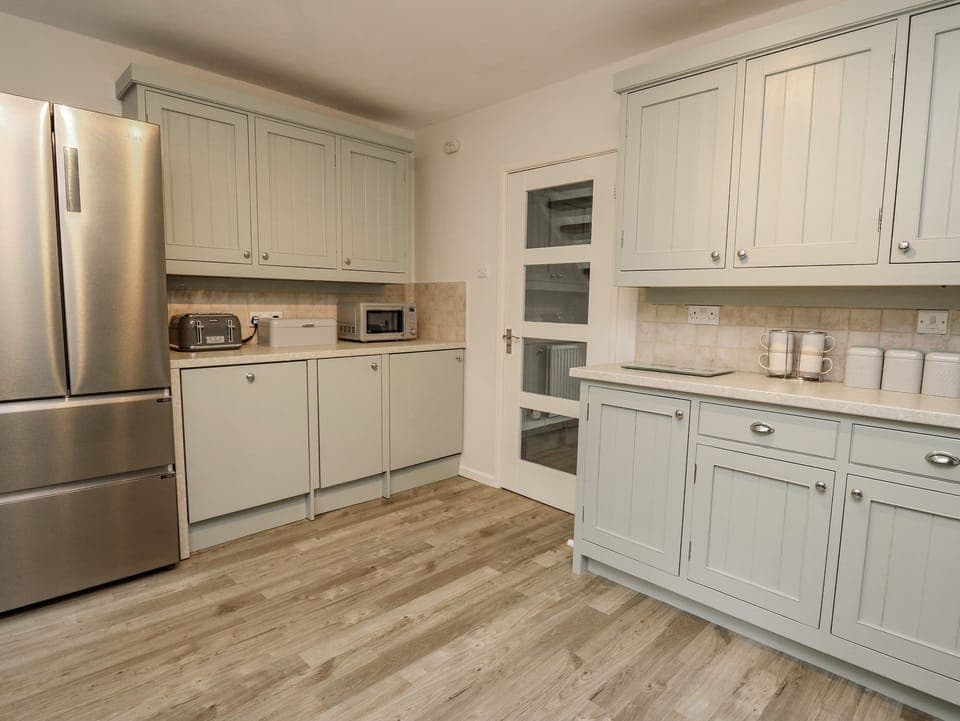 Cottage | Private kitchen | Fridge, dishwasher, electric kettle, toaster